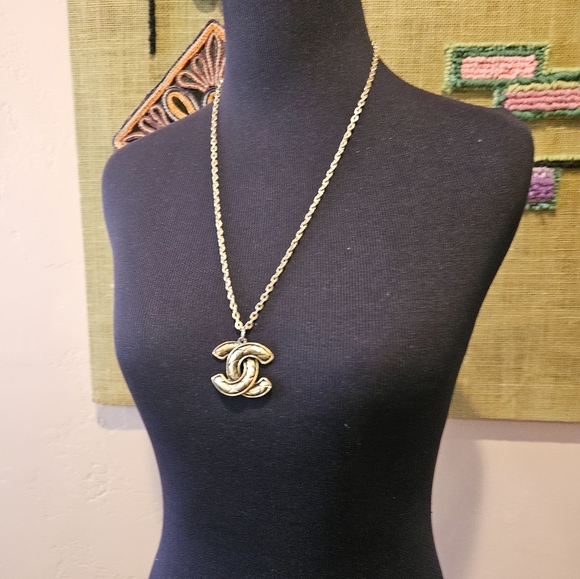 Gold CHANEL- Esq "CC" Pendant Charm - Picture 6 of 10